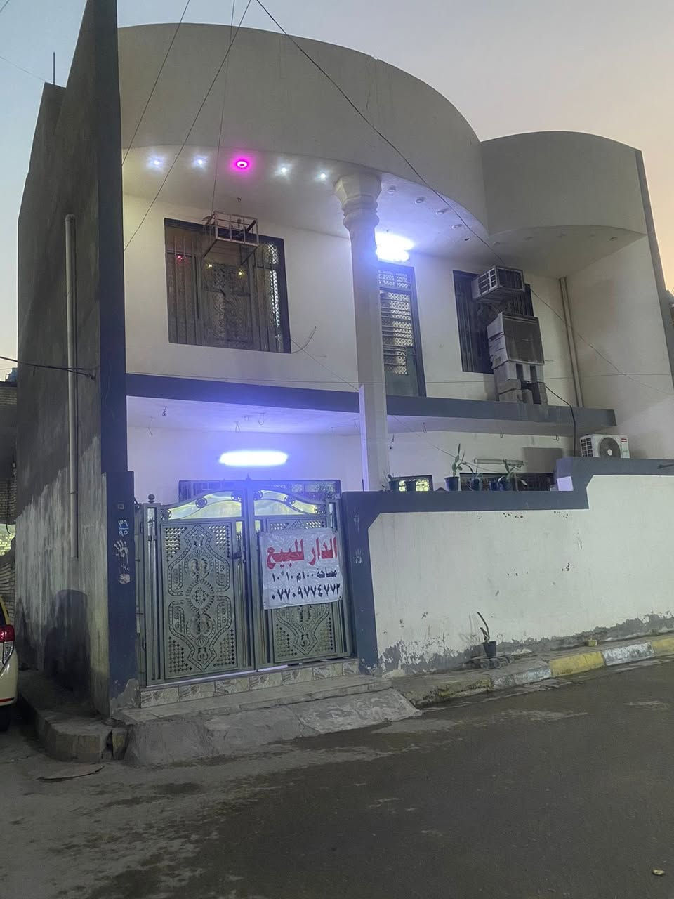 السلام عليكم بيت للبيع 100 متر 10 نزال و10 واجهة يقع في منطقة الامين سكينة خلف معمل علي عودة للسراميك البيت قاطين ركن 4 غرف 3 فوك ووحدة جوة سطح شتايكر صحيات عدد 3 وصالة وترك واستقبال البيت جاهز على اخر حباية وقريب على القناة سعر البيت 145 مليون وبي مجال رقم الهاتف /*********** ابو مهدي
