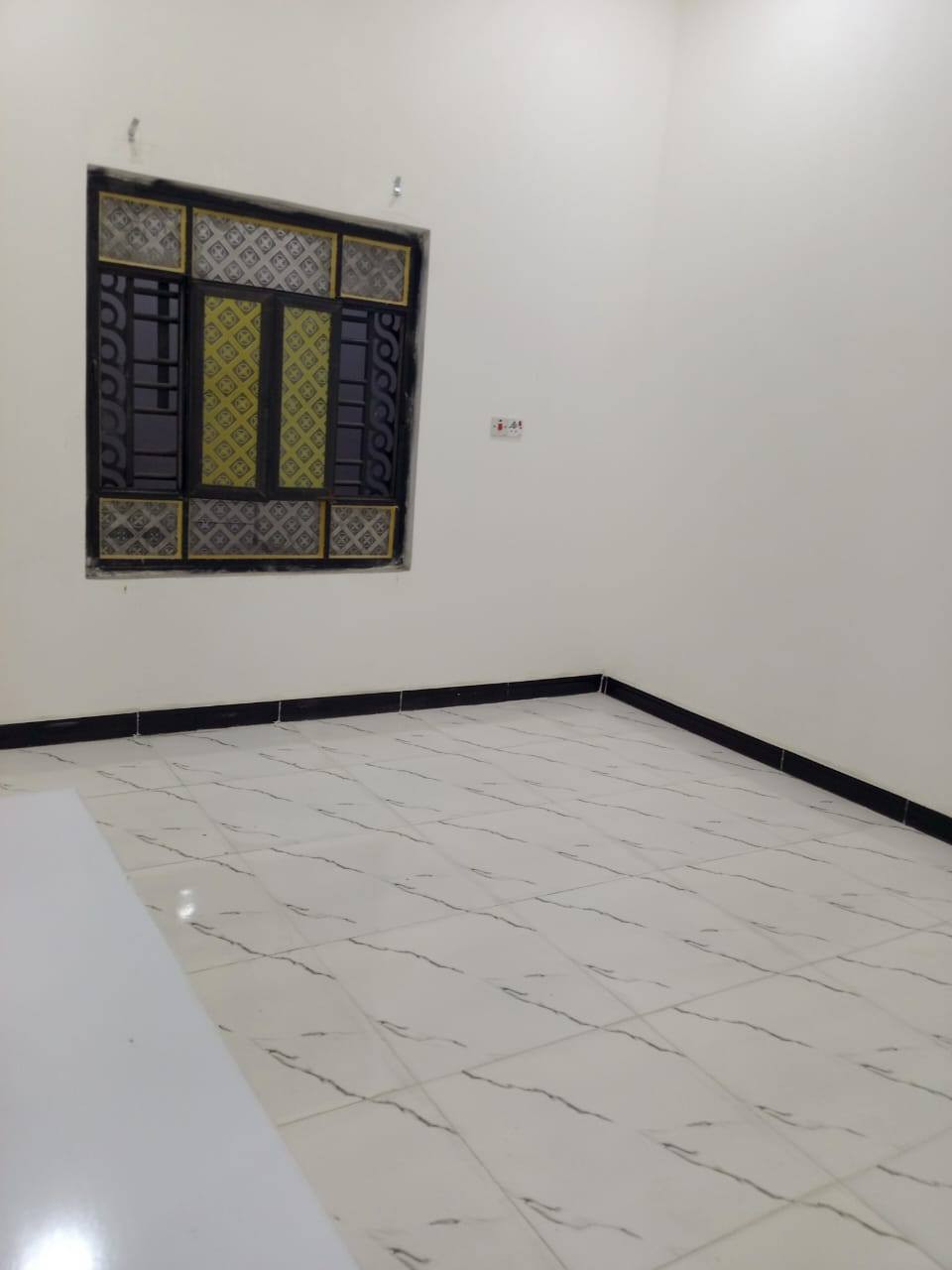 بيت مساحه 230 غرفتين
مساحه الغرفه 4×5 
المطبخ 6×5 
ديوانيه  5×7 
صاله 12×5 توالليت + حمام داخالي  
وخارجي  تواليت وحمام 
كراج جبير بيت بناء جديد   
مكان البيت ريان نزله حسينيه موسى الكاظم  رقم الهاتف *********** 
سعر 95
