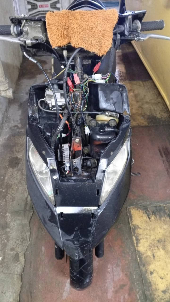 سلام عليكم ثعلب البيع 
مكينته بلاديه مجفت جديد غراض اصليه 
بيه تزويد خفيف 
صالنصه 
كلجات 
دبلات خلفيه نفخ 
كفراتها سبنتيات 
كهربائيت كله شغله 
درجه يحتجله شويه ترتيب 
سعرها 400 بيه مجال شي بسيط
مكاني بغداد حي العدل 
رقم الهاتف ***********
