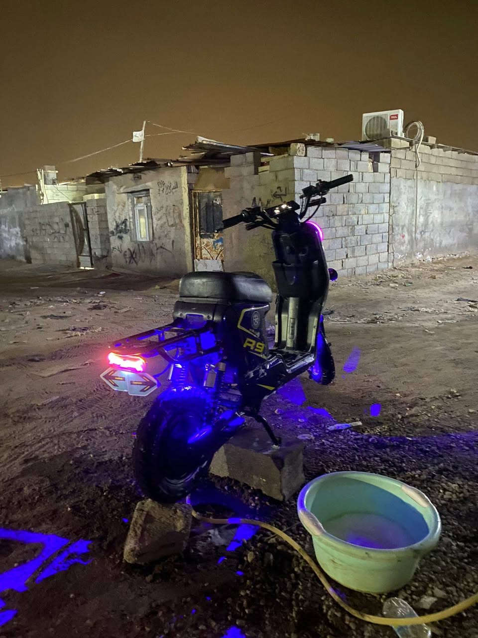 دراجه R9 للبيع بطاريات جدد ملف 1200 كلشي شغال شاحنه مالتها البلاديه بس الكشن الكدام مكسور ودراجه كفاله السعر 300 وبيها مجال *********** المكان قبله حي المهندسين
