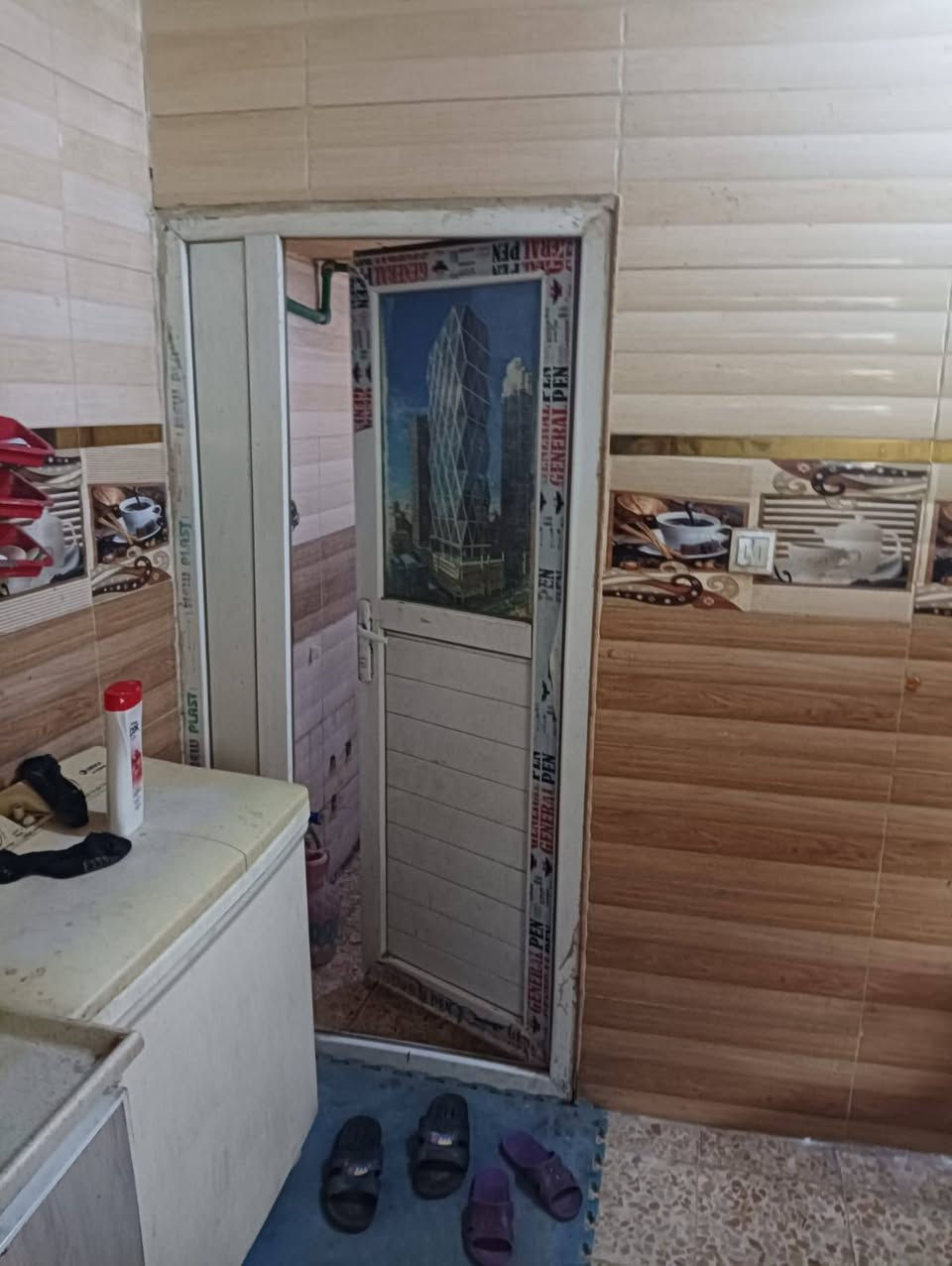 سلام عليكم  بيت 70 متر طابقين فوك غرفه وصاله وحمام وجوه غرفه وصاله ومطبخ وحمام البيت  حلو  جهاز من كل شي  بس تعال وكعد قرار محكمه مرقم بلديه شارع المطار الجديد يم اسواق فدك  السعر  24 وبي مجال  مكتب الصدرين  ***********
