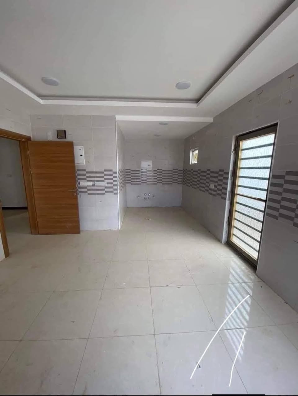 دار للايجار #مجمع الاميرات 2
مساحة 200 متر 
الايجار 425
2 غرف +صالة +استقبال + مطبخ +صحيات +گراج 
للاستفسار الاتصال واتساب:
***********
