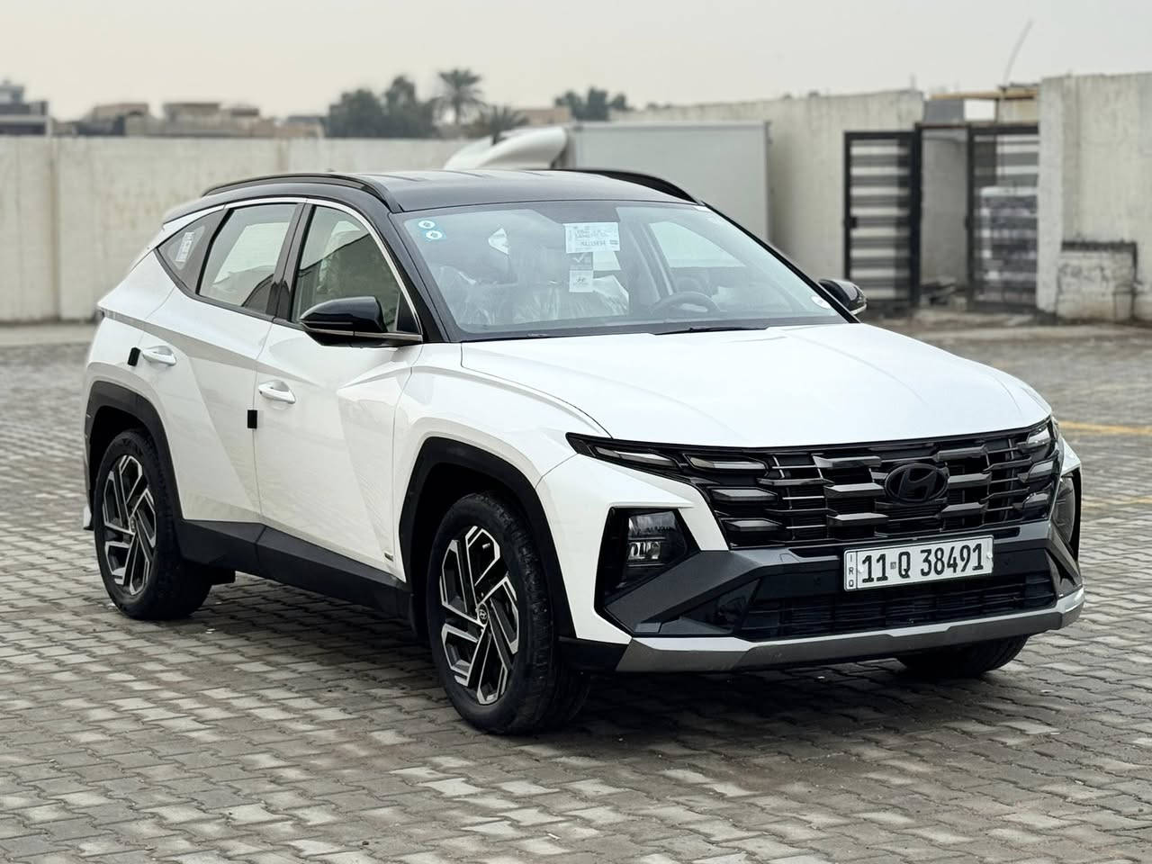 السلام عليكم . توكسان موديل 2025 وارد خليجي تو كلر اخت الزيرو ماشية 10.000 فقط بيهة بارد شبر باب الصدر اثر شخط وممبين ابد وبيهة طخة باب السايق من جوة وباقية على حطتها مواصفات داخل ابيض توكلر شاشة ديجتل كراسي ثنين كهرباء بردات خلفية حساس امامي خلفي بصمة تشغيل عن بعد صندوك كهرباء شاحن واير ليس ويل 19 السعر 228 وبيهة مجال جدا بسيط مكاني بغداد العامرية ***********
