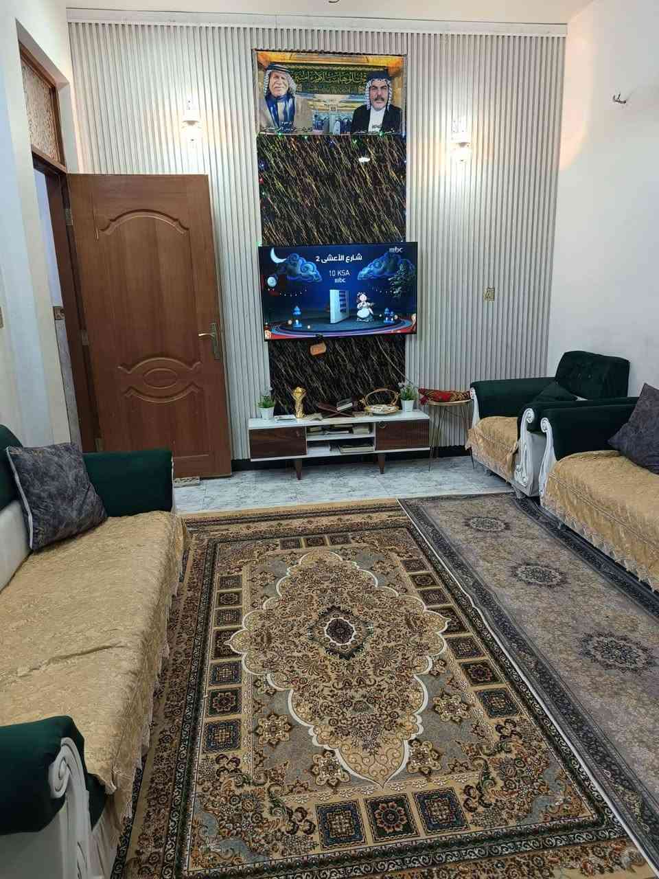 سلام عليكم بيت للبيع مساحه 100 م واجه 5 نزال 20 الموقع بدايه المربع الثاني مقابل ماركت الشام  بناء حديث درجة اولى   يحتوي على استقبال مدخلين  + منور ومطبخ ترك جانبي. وحمام   وغرفه نوم 
الطابق الثاني 2 غرفه نوم وحمام. + بيتونه وسطحين 
للاستفسار اكثر   *********** واتساب
