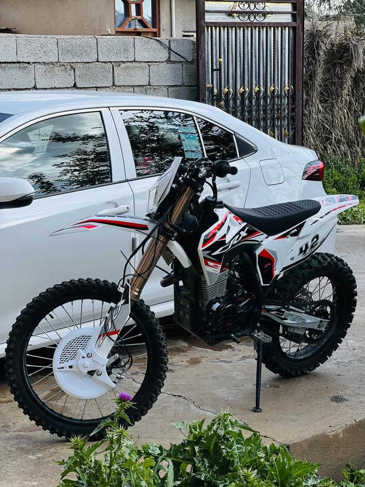 السلام عليكم قفاز CRX  مكينة 350 للبيع الدراجة خير من الله شلعه معدل مفوله تشك الكاع تجي وتشوف كير مكينه مكفولات الدراجة زيرو ماشيه2 الاف كدامكم الدراجة بالحقيقة احلا بهواي تجي وتشوف كدام عينك مكاني ديالئ قضاءالخالص السعر 1850 وبيهه مجال قليل للعلم الدراجه اول تبديله دهن الهه موجود نت وهاذا رقمي ***********
