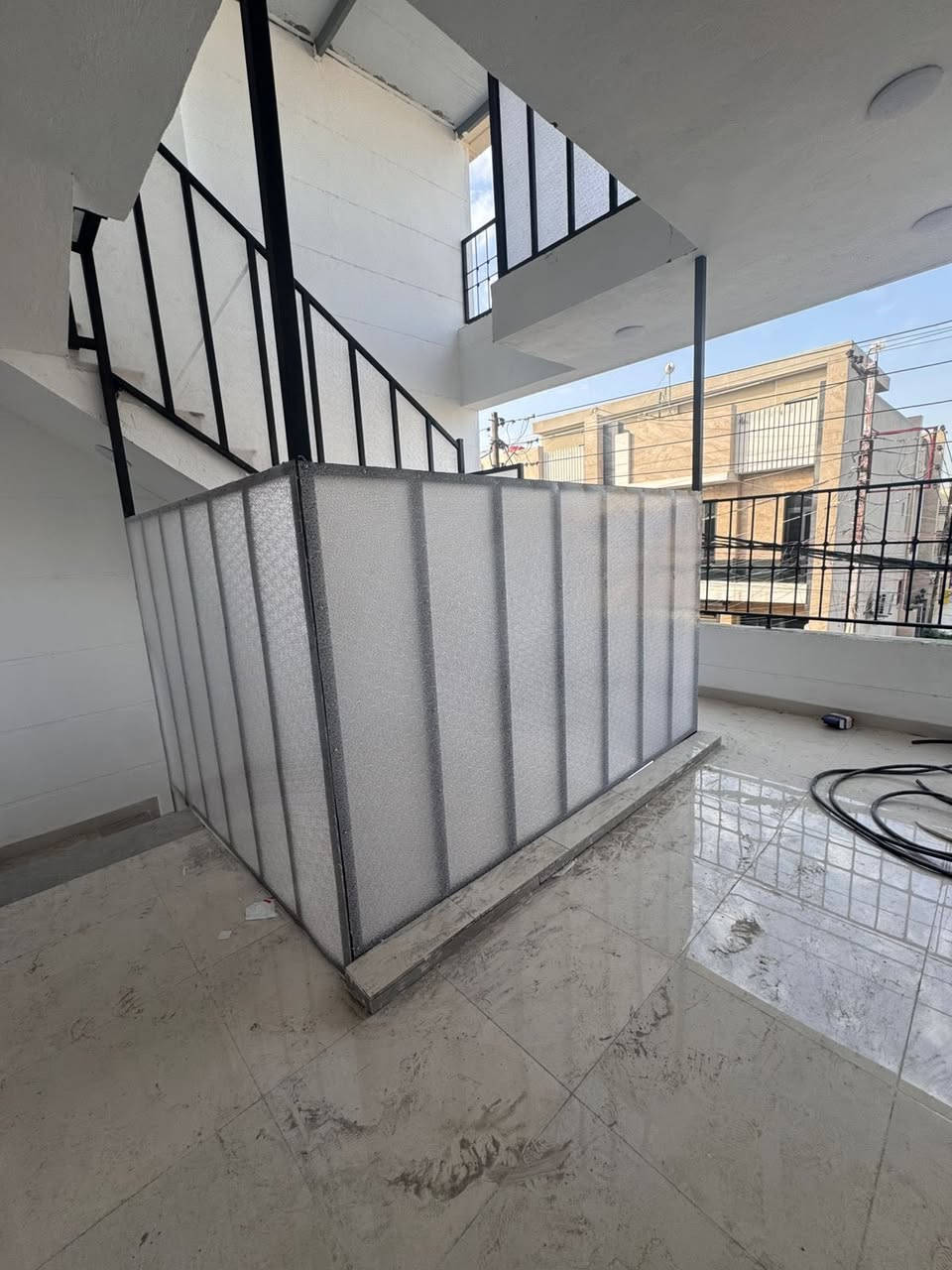 #للايجار في منطقة السيدية

وحدات سكينة نضيفه جدا للايجار 

الطابق الارضي:

يحتوي على غرفتين نوم وصاله ومطبخ وخدمات 

السعر 850الف

الطابق الاول:
تحتوي على غرفتين نوم وصاله ومطبخ وخدمات 

السعر 750 الف 

للأستفسار ***********
