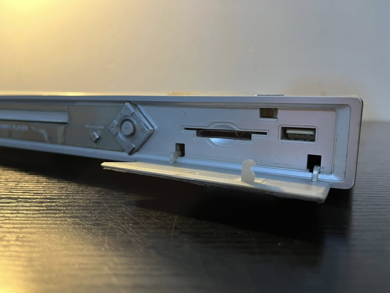 معروض للبيع جهاز مشغل أقراص مدمجة ودي في دي (DVD Player) من ماركة ROYAL.
سعر الجهاز 30 ألف فقط
مع توصيل مجاني داخل الحلة

وتوصيل خارج بابل بـ8000 (شركة توصيل)

مــواصــــفـــات الجــــهاز

منافذ القراءة الأمامية:
منفذ USB
قارئ كروت ذاكرة (Card Reader)
 
صيغ التشغيل المدعومة: يدعم تشغيل صيغ DVD / SVCD / VCD / CD / MP4 / MP3 وغيرها.
المنافذ الخلفية
مخرج VGA لتوصيله بشاشات الكمبيوتر أو البروجكترات مباشرة.
مخارج صوت محيطي كاملة (5.1 Channel) تشمل: (FR, FL, CEN, SUB, SR, SL)
مخرج صوت رقمي ضوئي (Optical) وكواكسيال (Coaxial) لنقاء صوتي عالي.
مخارج الفيديو التقليدية (Video, S-Video, Y/Cb/Pr).
منافذ لتوصيل مكبرات الصوت (Speakers) مباشرة مدعومة بمفتاح تحكم خلفي (ON/OFF).

الملحقات: ريمونت الجهاز فقط


**إذا كنت صاحب هذا الإعلان وتريد حذفه لأي سبب، رجاءا أرسل رسالة إلى الدعم الفني**