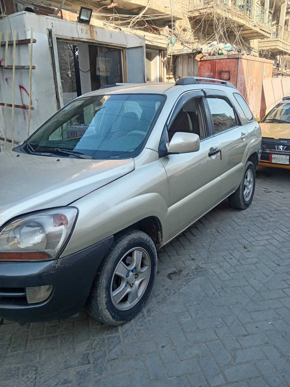 السلام عليكم من رخصة الإدارة المحترمة كيا سبورتج موديل ٢٠٠٧ رقم بغداد نكليزي تحويل مباشر السياره كاهزه من كلشي بيها ضربه تكمه مصبوغه عام ٤ سلندر حجم المكينه ٢٠٠٠ كير مكينه تبريد كهربائيات مكفولات السعر ٨٣ وبيها مجال مكان السياره بغداد الكفاح قرب مستوصف الشيخ عمر رقم الهاتف *********** اسف على الإطالة
