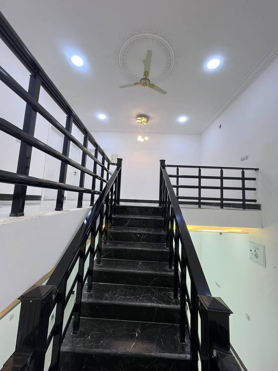 سلام عليكم بيت للايجار فقط استثمار واسوي عقد ويا المأجر يحتوي على 4 غرف ومطبخ حار وبارد واستقبال وصالة وصحيات البيت جديد مساحة 200 متر بي سخان وماطور مكان البيت بحي الرشيد ورة مدرسة الحكيم ايجارة 400 اهم شي عائلة تحافض على بيت الاستفسار اكثر وتساب ‏‪***********‬‏
