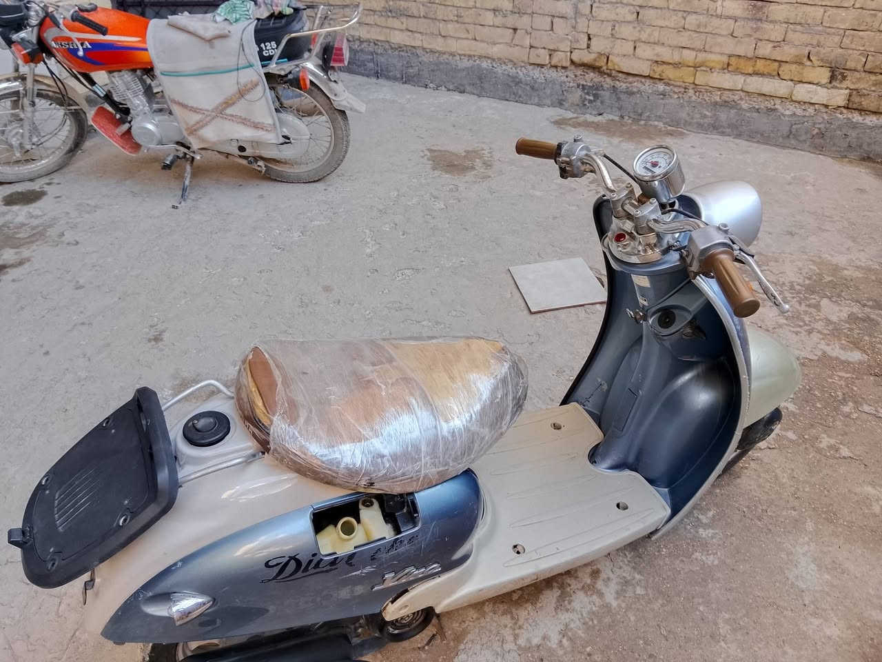 السلام عليكم اخوان هاي دراجه كلشي بدلت بيه صالصنه جديده كابريتر جديد بوشه بستم بلك كاسحه وبعد جم شغله (تشتغل بس ماتمشي)  ماعرف شنو عطله كرهبائيات شغاله بس اشاير ماتشغل الكشر كلش نضيف قيم وخذه او مراوس ويه اي دراجه بس كون نضيفه بطه بيجي اي شي 60 خاص او هاذه رقمي *********** مكاني مسيب
