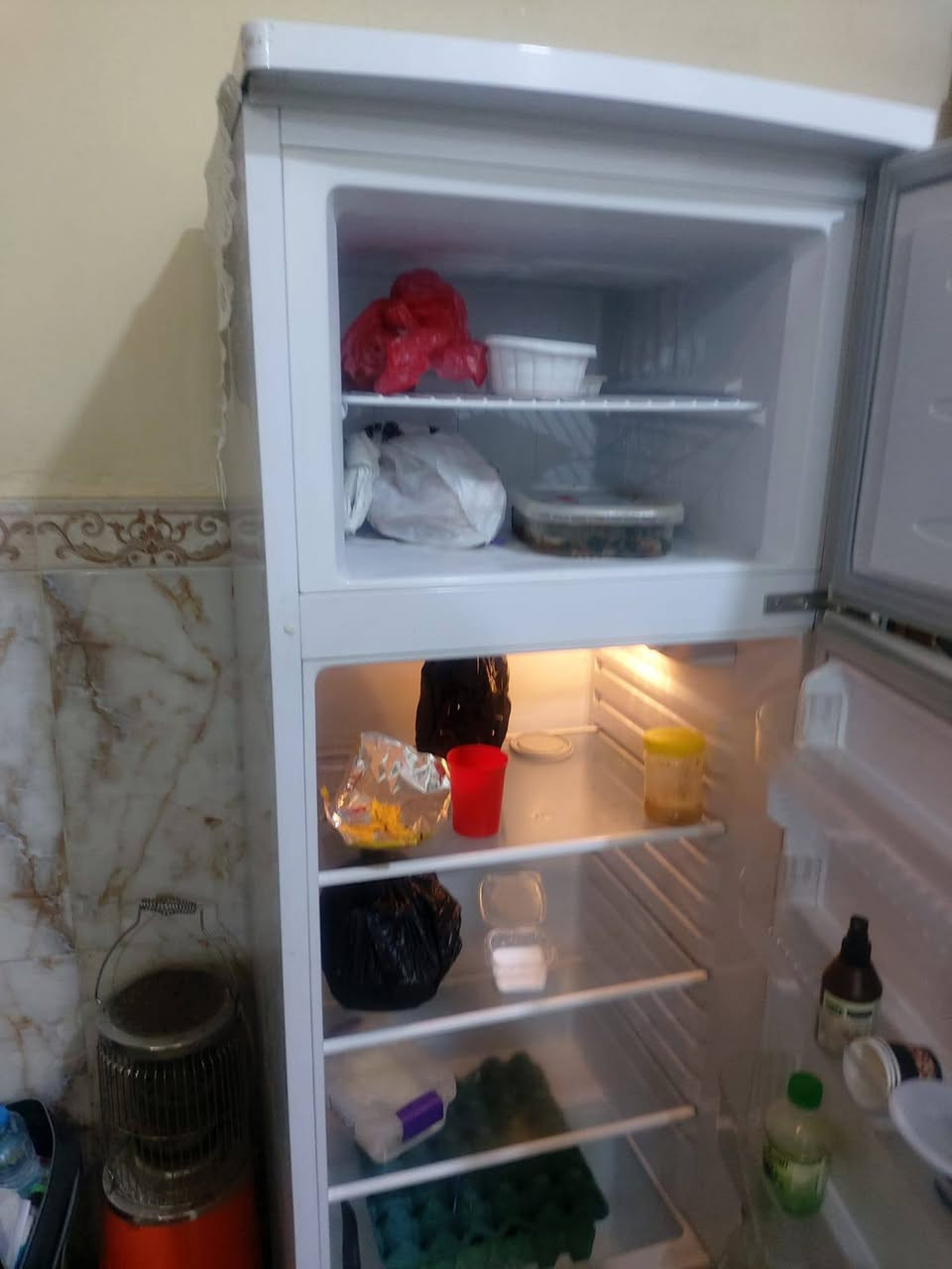 ثلاجه للبيع سعر 200وبيها مجال ***********
