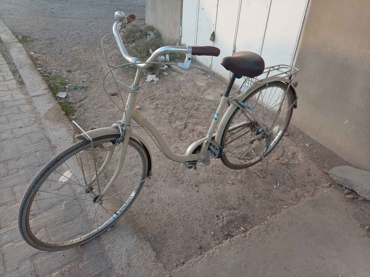 بايسكلات باله للبيع
مكانهن قرب جامع الهجرة
***********
