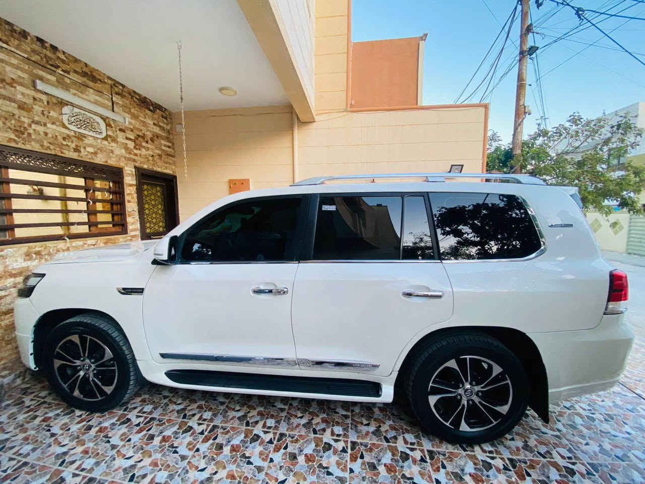 سلام عليكم

تيوتا لاند كروزر
موديل 2010 محدثة تحديث كامل إلى 2021 (داخل وخارج)

 كير المحرك شرط، معروف عن اللاند كروزر اعتماديتها
السيارة مصبوغة صبغ عام للتجديد

✔️ جاهزة من كل النواحي
✔️ تبريد وتدفئة شغال 100%
✔️ بصمة + تشغيل
✔️ دخول ذكي
✔️ حساسات أمامية وخلفية
✔️ كاميرا خلفية
✔️ شاشة حديثة (أندرويد / خرائط / بلوتوث)
✔️ نظام صوتي محسن
✔️ تحكم بالدركسون (ستيرن كنترول)
✔️ مثبت سرعة
✔️ مرايا كهرباء + طي
✔️ لايتات زينون عدسة بيض + LED
✔️ فتحة سقف

المواصفات GXR_i

السيارة ما بيها أي نقص، تحديث متعوب عليها
الضرر فقط جاملغ خلفي (مال السايق)

رقم شمالي،  للتحويل اوً وكاله 

💰 السعر: 250 وبي مجال ان شاء الله 

📍 الموقع: كركوك

📞 ***********
متواجد : واتساب وفيس كركوك, العراق
