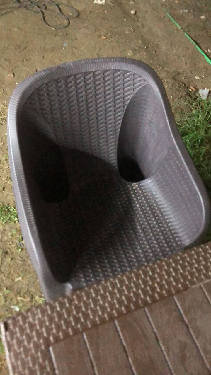 ميز العدد 20  80×80  
كرسي العدد 60  
للبيع 
البنوك شارع المشاتل 
السعر عل خاص 
صار شهر من اشتريتهن 
***********
