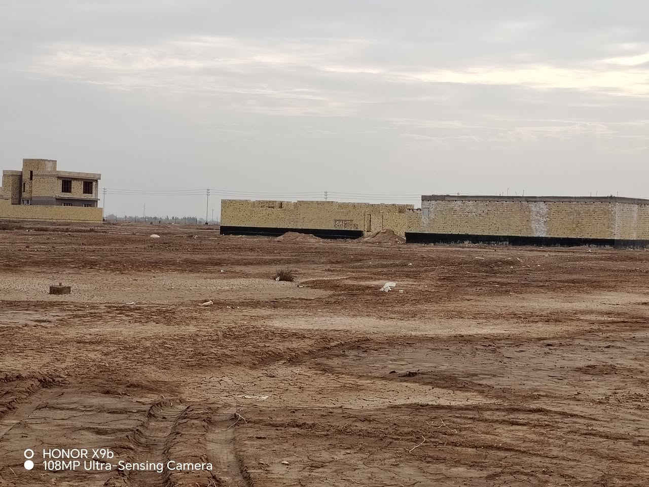 قطعه للبيع 100 متر طابو صرف بسمي بصف قطعت الركن يمها بنا الموقع العسكري السعر 14
***********
