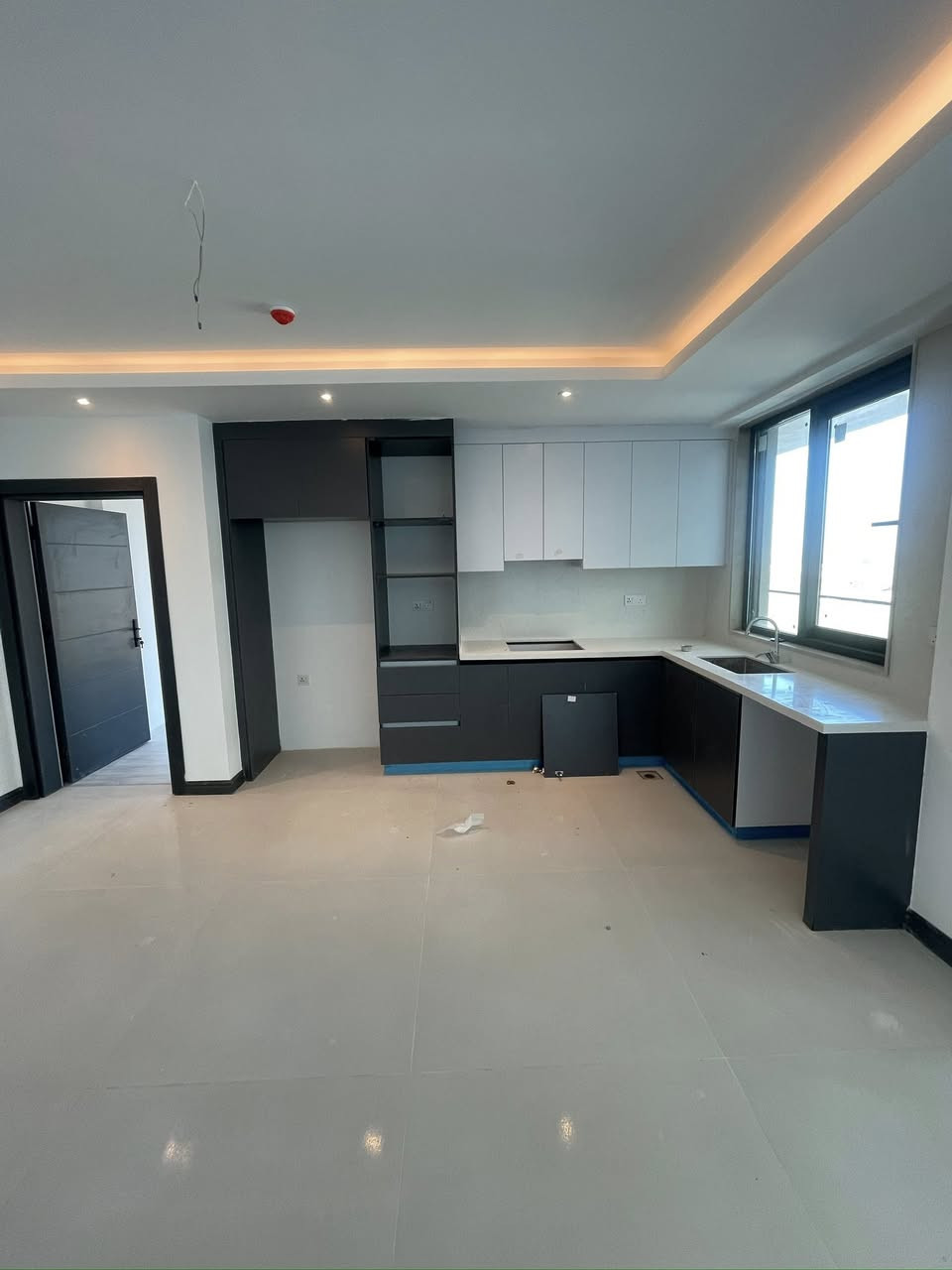 شقة للبيع في مجمع الود السكني 

مساحة الشقة 180م
تحتوي ع 3 غرف نوم 
حمامات عدد 3
صالة +مطبخ مفتوح 

الشقة بسعر مناسب للجادين 
للأستفسار :***********
