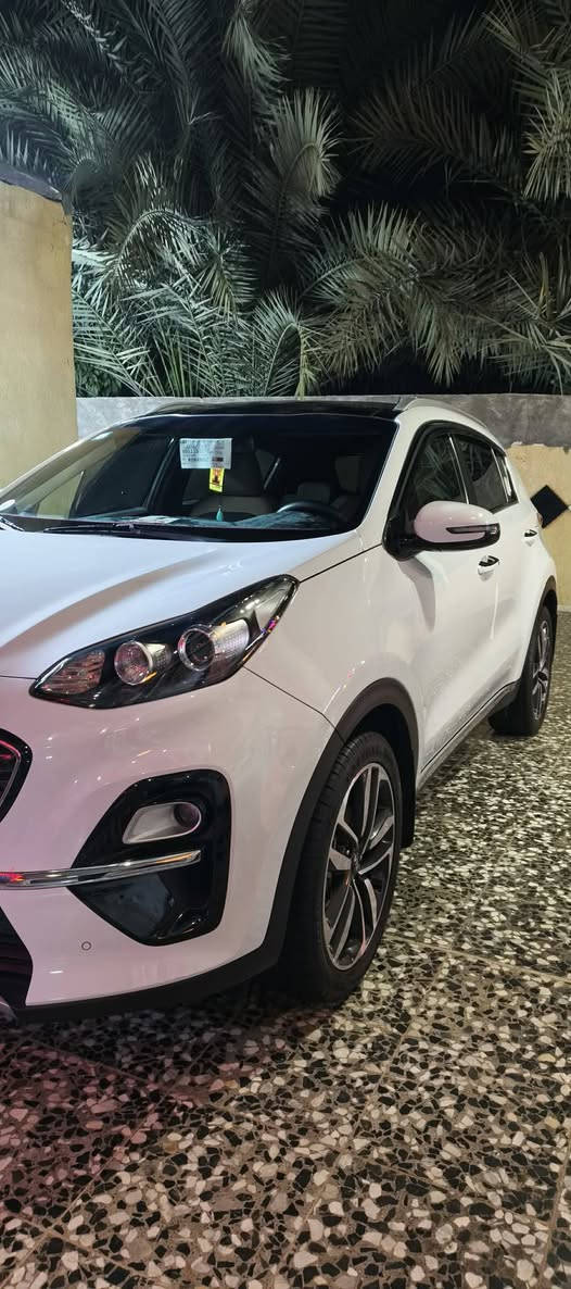 السلام عليكم سبورتج للبيع موديل ٢٠١٩ شكل ٢٠٢٠ ماشية ٤٠ حقيقي
المواصفاات...⛔
1- بصمة 
2- بانوراما
3- كشنات كهرباء جلد
4- شاشة اصلية و تبريد لمس 
5- تحكمات استيرن 
6- مري شفط 
7- قطعتين تبريدد 
8- ثلاث انضمة قيادة + مانع انزلاق 
9- حساسات امامية خلفية 
السيارة جديدة حرفيآ عله وضع الشركة سبير منازل 
السيارة مكفوله كفالة عامة عدااا رصعه صغيره ب الباب الخلف الصدر 🚫🚫
السعررر... 215$ ورقة 
العنوان بغداد قرب جزيرة بغداد السياحية 
للأستفسار اكثر *********** غير متواجد على فيسبوك و ماسنجر
