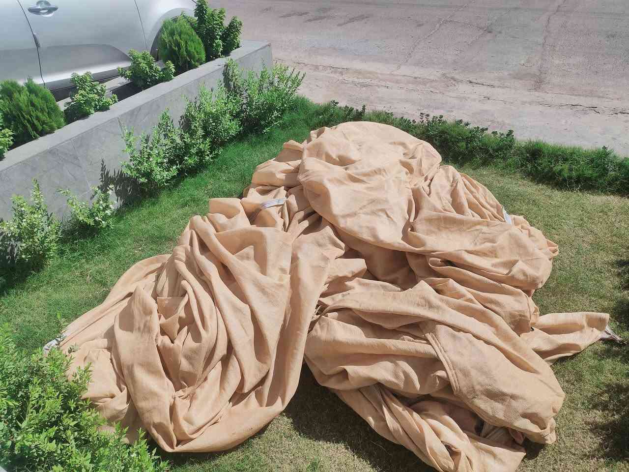 سلام عليكم . يوجد چادر ضل كوري مساحته ٣٠٠ م أبعاده(١٢م*٢٥م)  مخيط وكامل وبي حلقات  كبل تنصبه .رايده ب ٥٥٠ الف اتصل 
***********
