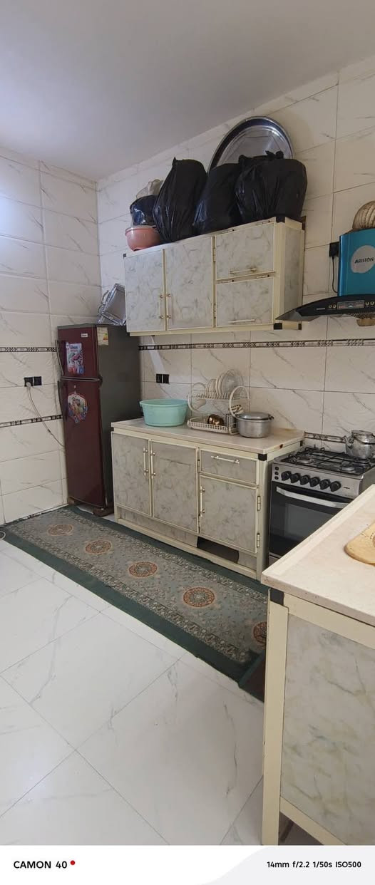 🏠 عقار للبيع  (خلفي)- حي الكفاءات
📍 الموقع:
شارع 50، منطقة الكفاءات.
✨ مميزات العقار والبنية التحتية:
 * المستوى: بناء عالي عن مستوى الشارع.
 * الخدمات: متوفر (خطين ماء، كهرباء، إنترنت، منظومة مجاري).
 * الهيكل: صب مسلح بالكامل.
🏗️ تفاصيل الطوابق:
1️⃣ الطابق الأول (جاهز بالكامل):
يتكون من المساحات التالية (بالأمتار):
 * الاستقبال: 5 \ 4
 * الصالة: 9 \ 4
 * المطبخ: 3.5 \ 3.5
 * الغرفة الأولى: 4 \ 3.40
 * الغرفة الثانية: 4 \ 3.40
 * الحمام: 1.5 \ 1.5
 * المنور: 1.5 / 1.5
 * الترك: 1.5 / 6
2️⃣ الطابق الثاني:
 * المساحة: نفس تصميم وقياسات الطابق الأول.
 * الحالة: يحتوي على غرفة واحدة مكتملة بمساحة (5 \4 ).
 * الملاحظات: باقي أجزاء الطابق الثاني تحتاج إلى (لبخ/بياض، تأسيسات كهربائية، وأرضية).
> ملاحظة: التفاصيل الإضافية موضحة في الصور و الفيديو  
***********
***********
