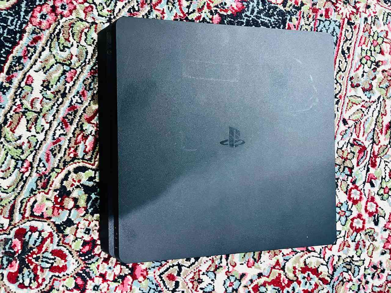 بلي فور للبيع استعمال قليل
كامل ملحقات يدة اصلية
و3 اقراص فيفا 23 مو 22 و كل اوف ديوتي و بيس 16
الاستفسار اكثر
*********** 
سعر235 بي مجال بسيط
