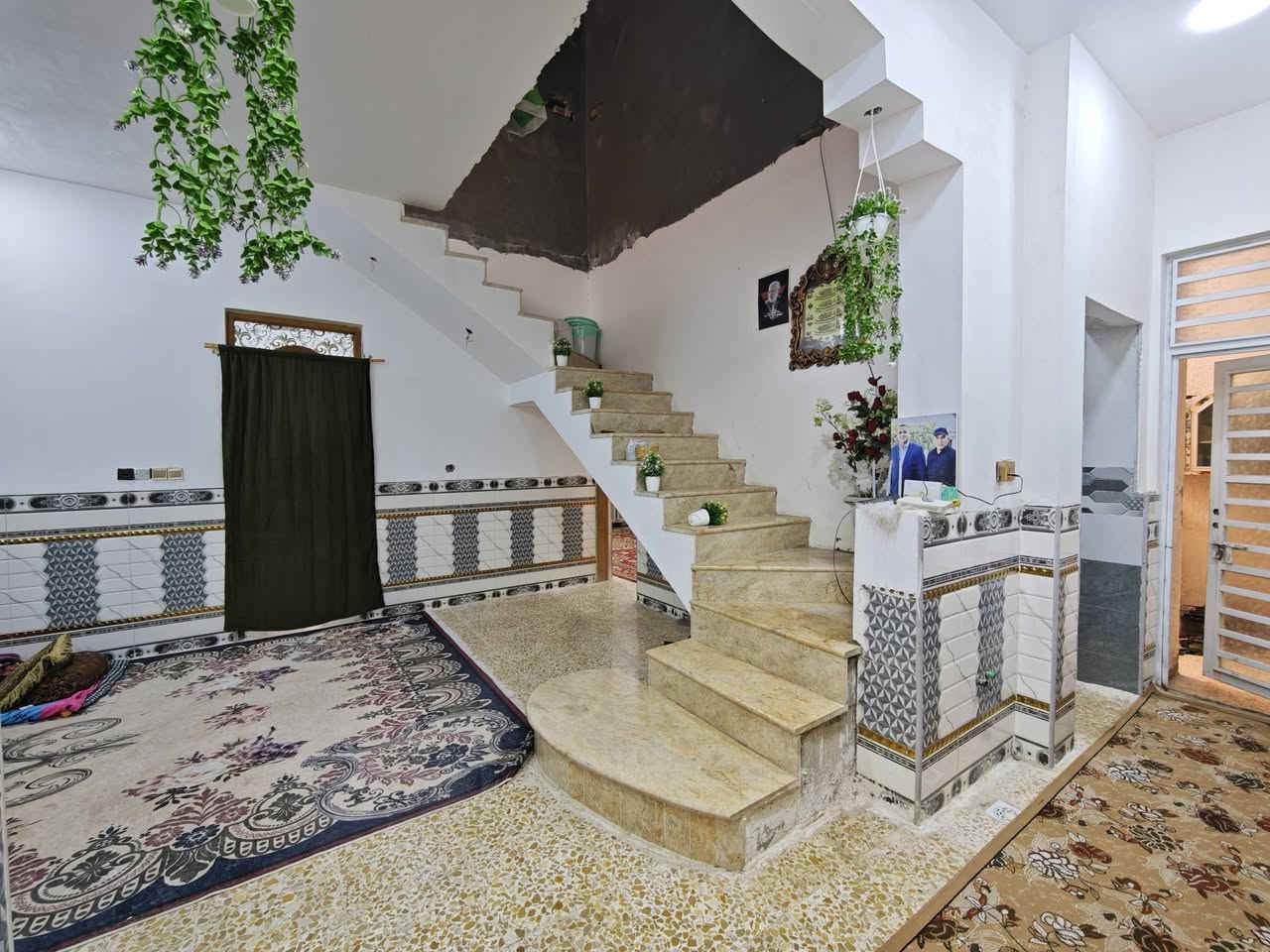 🏠 دار حديث للبيع - ميسان (حي العسكري) 🏠
 ميسان - حي العسكري.
📍بالقرب من مدرسة الفرات 🏫 وبالقرب من جامع مسلم بن عقيل 🕌 (موقع مخدوم وهادئ).
📐 المساحة: 250 متر مربع.
🏗️ نوع البناء: كونكريت (صب) - بناء حديث موديل 2025.
📋 مواصفات الدار:
غرف النوم: غرفتين نوم 🛌.
الاستقبال: مساحة واسعة (7.5 × 4) متر 🛋️.
الصالات: صالة داخلية كبيرة + هوول عائلي 📺.
المطبخ: نظام حديث 🍳.
المنور: متوفر لتهوية مثالية ☀️.
الصحيات: داخلية وخارجية 🚽.
💰
السعر (نقد / من غير الإسكان): 128 مليون دينار عراقي 💵.
السعر الكلي (مع الإسكان): 185 مليون دينار.
المبلغ المطلوب للإسكان: 57 مليون دينار.
التسديد الشهري: 280 ألف دينار فقط.
📞 للمعلومات والاستفسار:
يرجى التواصل عبر الهاتف:
*********** ☎️🤳
#عقارات 
#قطع_اراضي 
#عقار 
#بيع_و_شراء_عقارات
#الشعب_الصيني_ماله_حل😂😂

