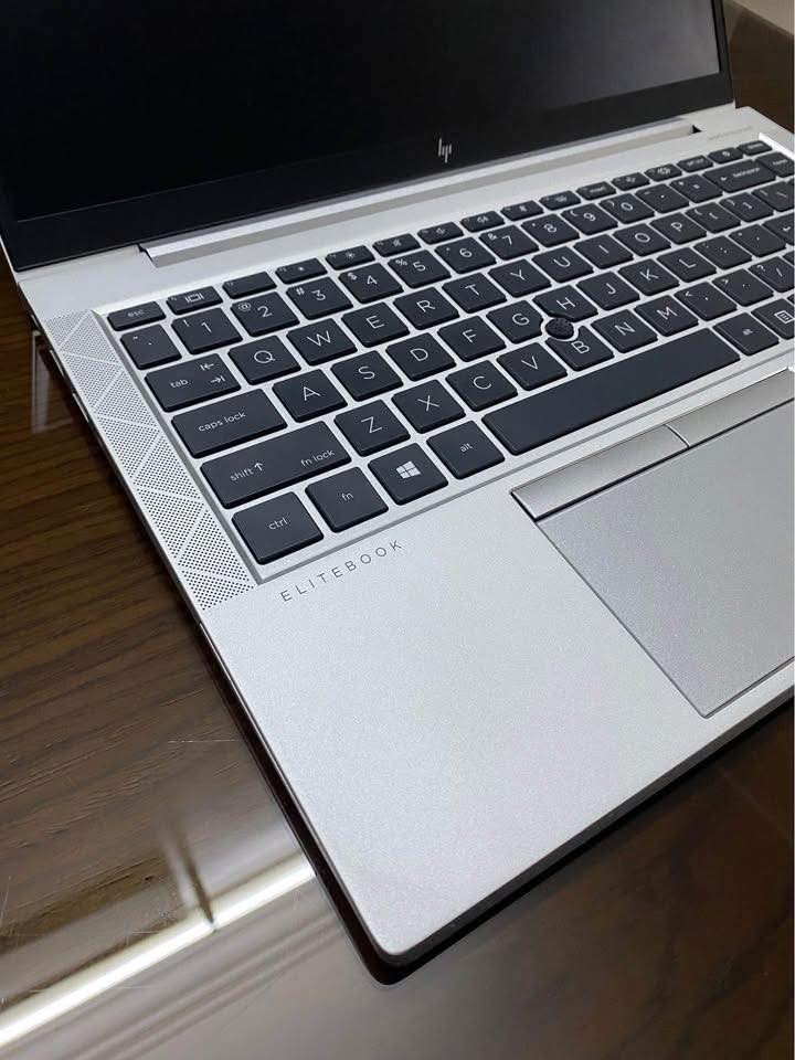 لابتوب HP أبيض بمواصفات قوية (جيل 12) - أداء سريع جداً
الموديل: HP Laptop 15s-fq5xxx
المواصفات الفنية:
• المعالج: Intel Core i5-1235U (جيل ثاني عشر حديث) يحتوي على 10 أنوية لضمان سرعة خرافية في الشغل.
• الرام: 8 GB DDR4.
• الهارد: 512 GB من نوع SSD (إقلاع النظام خلال ثواني).
• الشاشة: 15.6 بوصة بدقة Full HD واضحة جداً.
• النظام: ويندوز 11 برو (Windows 11 Pro) أصلي.
حالة الجهاز بكل أمانة:  الأداء: الجهاز شغال 100% ولا يوجد فيه أي عيب داخلي، سريع جداً في التصفح، الدراسة، والبرامج الهندسية أو المكتبية.   النظافة: نظيف جداً من الداخل والبطارية بحالة جيدة.
السعر350
عنواني بصره يوجد توصيل 🚚


**إذا كنت صاحب هذا الإعلان وتريد حذفه لأي سبب، رجاءا أرسل رسالة إلى الدعم الفني**