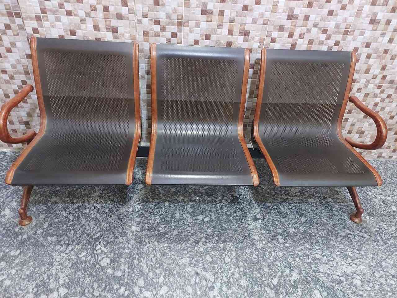 للـبيـع كراسي انتظار ثلاثية 🪑
نظيفة وبحالة جيده جداً 
متينة ومريحة للاستخدام اليومي 💺
مناسبة للمختبرات 🧪، العيادات أو المكاتب 🏢
للاستفسار:***********
