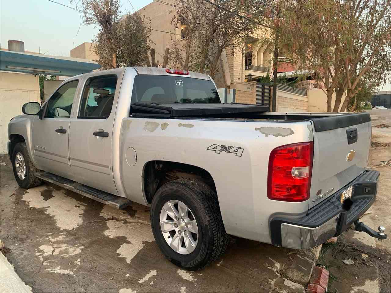 السلام عليكم 

سلفرادو 2013 
دبل قمارة باب طويل بدي قصير المرغوب 
شادلها غلاف بدي 
اللون سلفر 8 سلندر 5300
بيها منضومه غاز 
حداديه صدر جديد
فور ويل 4X4 دبل اكسل 
بدون حادث فقط صبغ مگشور بعض مكانات و شبر بارد بلجاملغ الخلفي 
رقم اربيل شرط الوكاله و التحويل 
كير محرك بشرط 
***********
