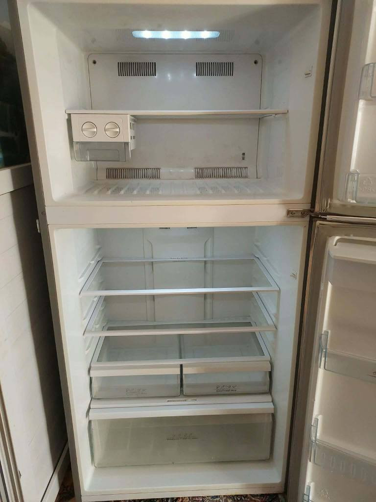 ثلاجه هايسنز للبيع 
المواصفات حجم كبير بخاخات فوگ وجوه تبريد ثلج تجميد فول يوصل(-٢٠) الثلاجه الكنترول مالته لمس اضافه بيه براد (الشراي يجي يگلب ويقتنع يله يشيلهه ) 
ه‍ *********** النجف, العراق
