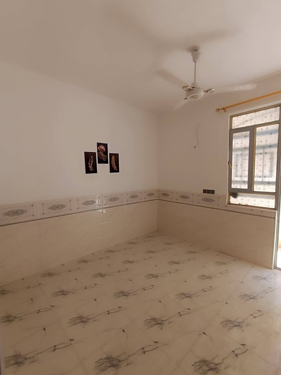 يا الله اللهم صل على محمد وال محمد  
دار المساحه ٥٠متر  طابقين غرفتين وصالتين ومطبخ وصحيات طارمه منور اضاءة 
موقع كربلاء  مجمع سيد اسماعيل  شارع 10 متر خدمات ماء ومجاري وكهرباء  تبليط 5 كيلو عن الامام عشر دقائق بالسياره يصلح الدار حسينيه او سكن او استثمار 
 جاهز وكامل لكم الهاتف ابورقية لعقارات كربلاء 
سعره ٤٧مليون فقط💰💰
***********
***********📞☎️
