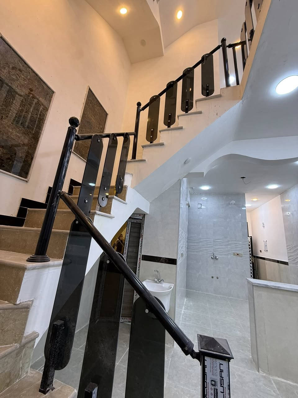 العقار للبيع مساحة الواحد 100 متر
متكون من طابقين في العرضات خلف أسواق فطومة 
البناء حديث درجة أولى 
للاتصال مباشر صاحب العقار 
***********
