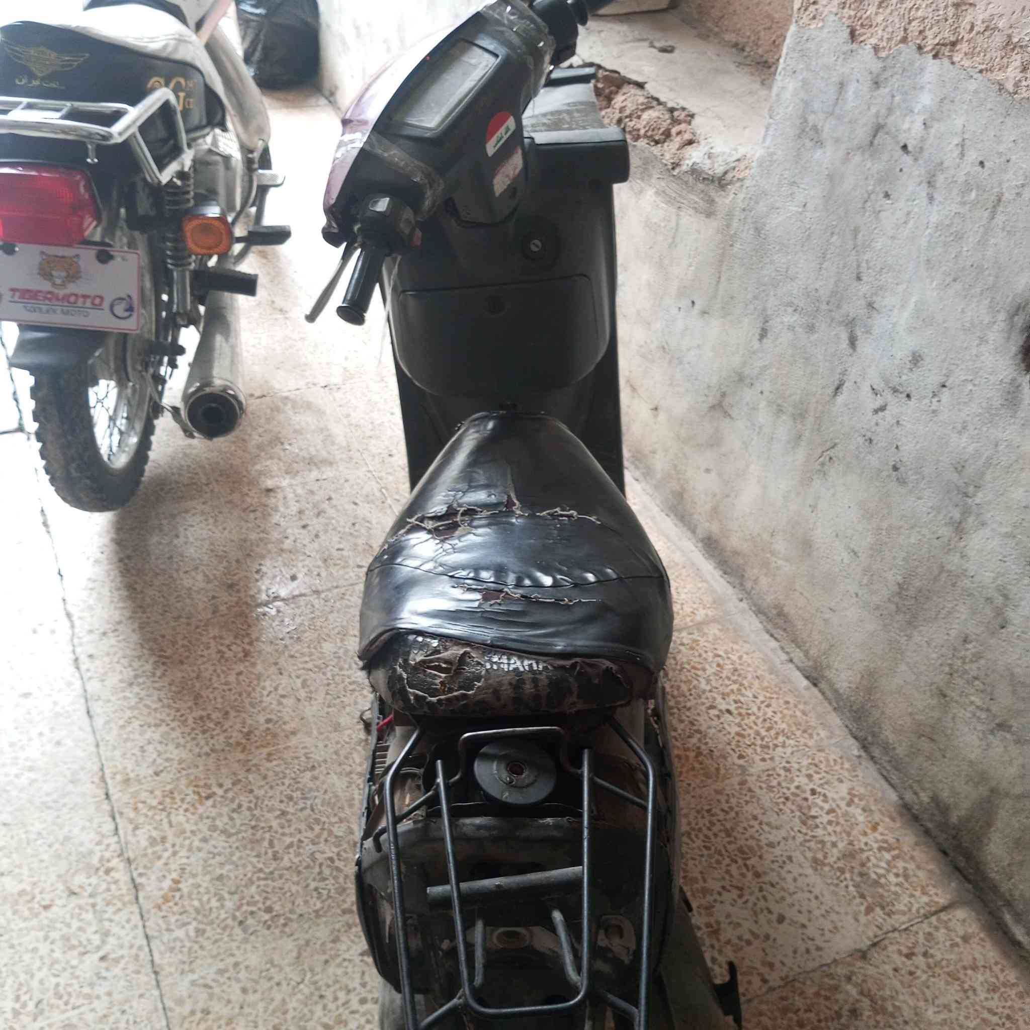 السلام عليكم ماطور بزونة كلو شغال شرط معمر قبل شهر تحريكه معدل يعوزو درع بس السعر 150 رقم الهاتف ***********
