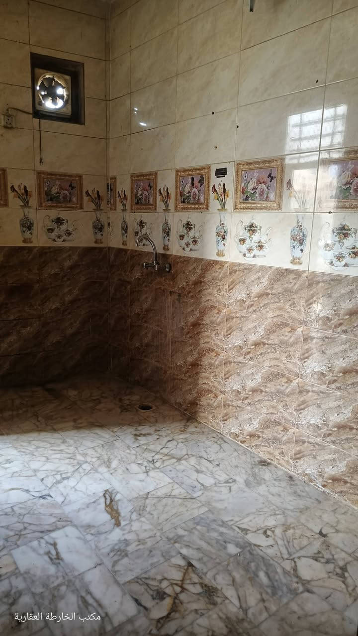 دار للايجار خسرويه قرب دائرة الشؤن
يحتوي على غرفه وصاله ومطبخ ومجمع صحي في الارضي وفي الطابق الثاني غرفتين صغيره للاطفال ومجمع صحي
مطلوب عائله صغيره
قيمه الايجار ٤٠٠ نهائي
مكتب الخارطه العقاريه
***********
