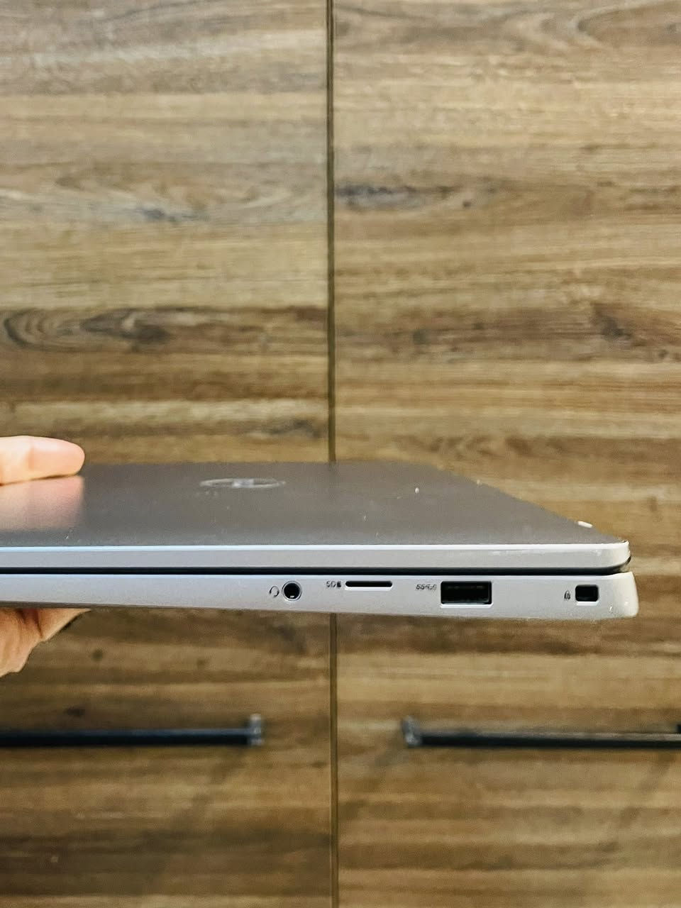 مراوس ب ماك بوك -Dell Latitude 7400  -لمس-لابتوب ®
•
المعالج: Intel Core i5 vpro - الجيل الثامن
الشاشة: 14.1 إنش شاشة لمس Full HD
(1920x1080)
(DDR 16 :الرام
التخزين: SSD سريع (قرص C فقط)
•
Intel UHD Graphics 620 :كرت الشاشة
البطارية: تدوم لفترات طويلة (Cell-4)
الوزن: خفيف حوالي 1.4 كغم
•
USB-C (Thunderbolt 3)، USB :منافذ حديثة
3قارئ D
مزايا إضافية: لوحة مفاتيح مضيئة، بصمة، كاميرا
عالية الجودة، صوت ستيريو
قفل Face بصمة وجه
الجهاز أنيق ومتين (ألمنيوم)، مخصص للأعمال والدراسة،
وأداءه ممتاز.
الجهاز شغال 100%، بدون مشاكل، جاهز للاستخدام.
بغداد اليوموك


**إذا كنت صاحب هذا الإعلان وتريد حذفه لأي سبب، رجاءا أرسل رسالة إلى الدعم الفني**