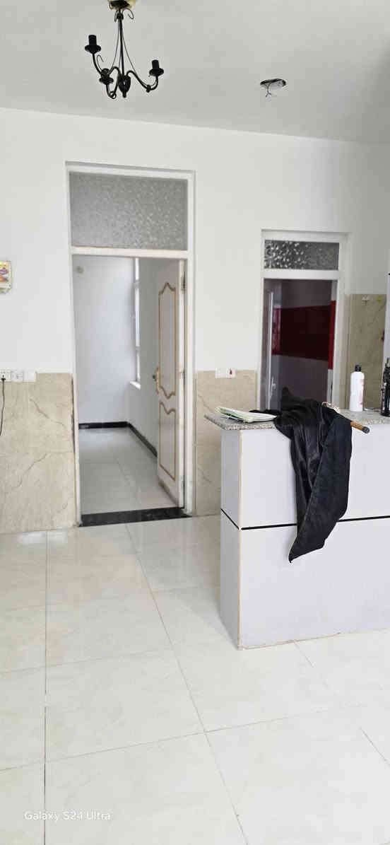 شقة للايجار في الكوت الزهراء مساحة ١٣٠ م 
٣ غرف نوم 
استقبال 
مطبخ مفتوح على الهول 
صحيات عدد ٢ 
العنوان. الزهراء شارع المدارس قرب مدرسة الخالدة 
للاستفسار اكثر اتصل على ***********
