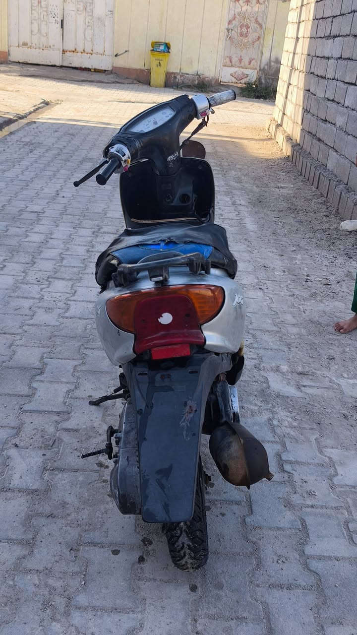 دراجه عصفوري شغاله دراجه مكينتها حلوا نضيفه دراجه نقصهه باتري واشاير يعني كهربائيات السعر 150 وبيها مجال
 ***********
