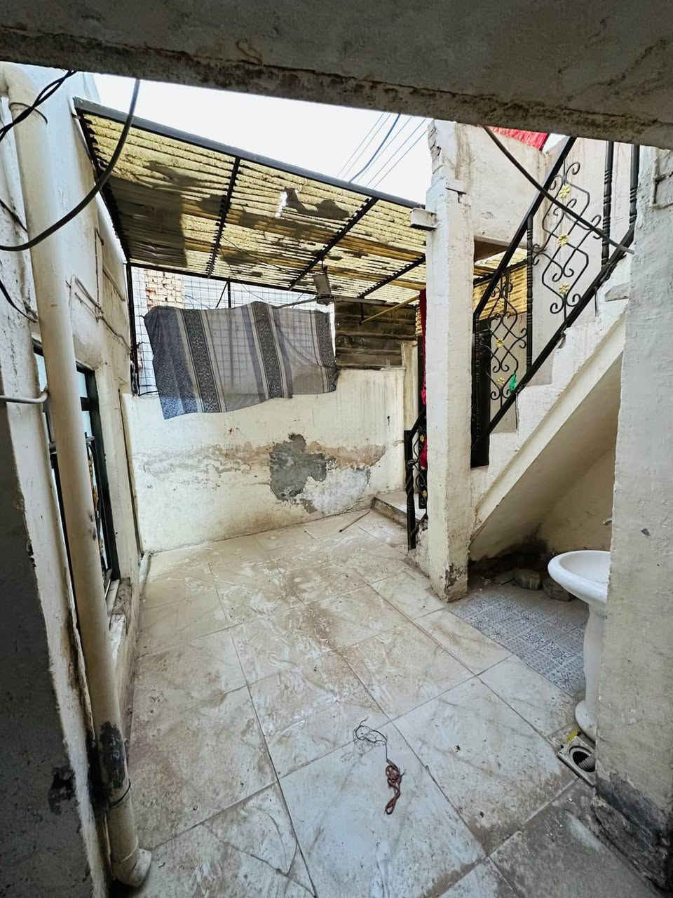 دار للبيع 
دار للبيع بمساحة بيت 60 متر امامي للبيع بي غرفتين وتخاريج في حي الانصار قريب على مدرسة الاحرار وعلي الوردي
              التفاصيل 
مكتب أياد للوساطة العقارية 
             ***********
             ***********
               ابو علي البؤرضا
               ابو سيف الجنابي
