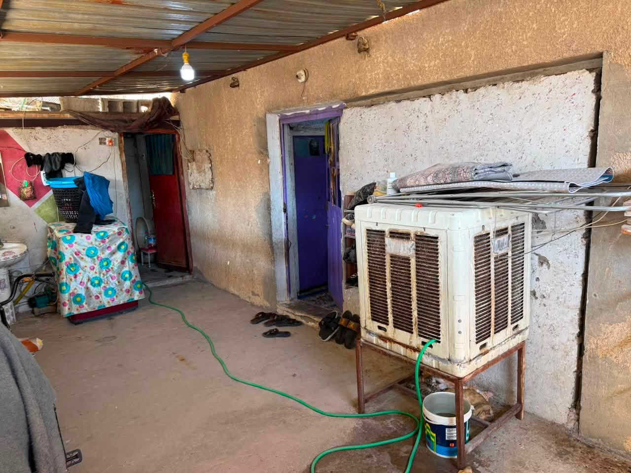 سلام عليكم بيت للبيع مجمع النور السكني تجاوز قرب سريع الشعلة
يحتوي غرفتين كبار وطرمة جبيرة
ومساحة حديقة خلف البيت 
سقف البيت مسلح للاستفسار
خاص او الاتصال على الرقم
***********
