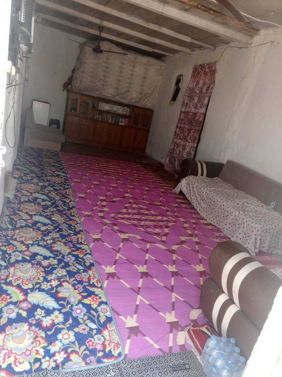 اسلام عليكم دار سكن اللبيع مساحته 300متر بشارع المدارس متوفر ماء وكرهباء بيت جاهز والاستفسار ع هاذا ارقم ***********
