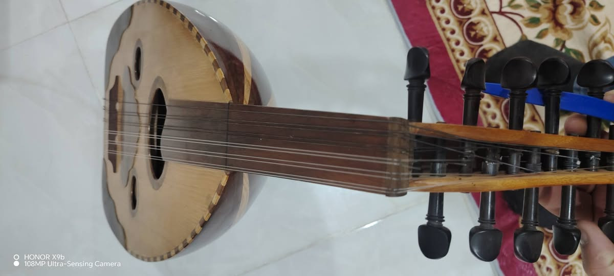 عود صناعة عراقية الصوت روعه شرط الفحص عنواني البصرة ابي الخصيب *********** السعر 600 وبي مجال
