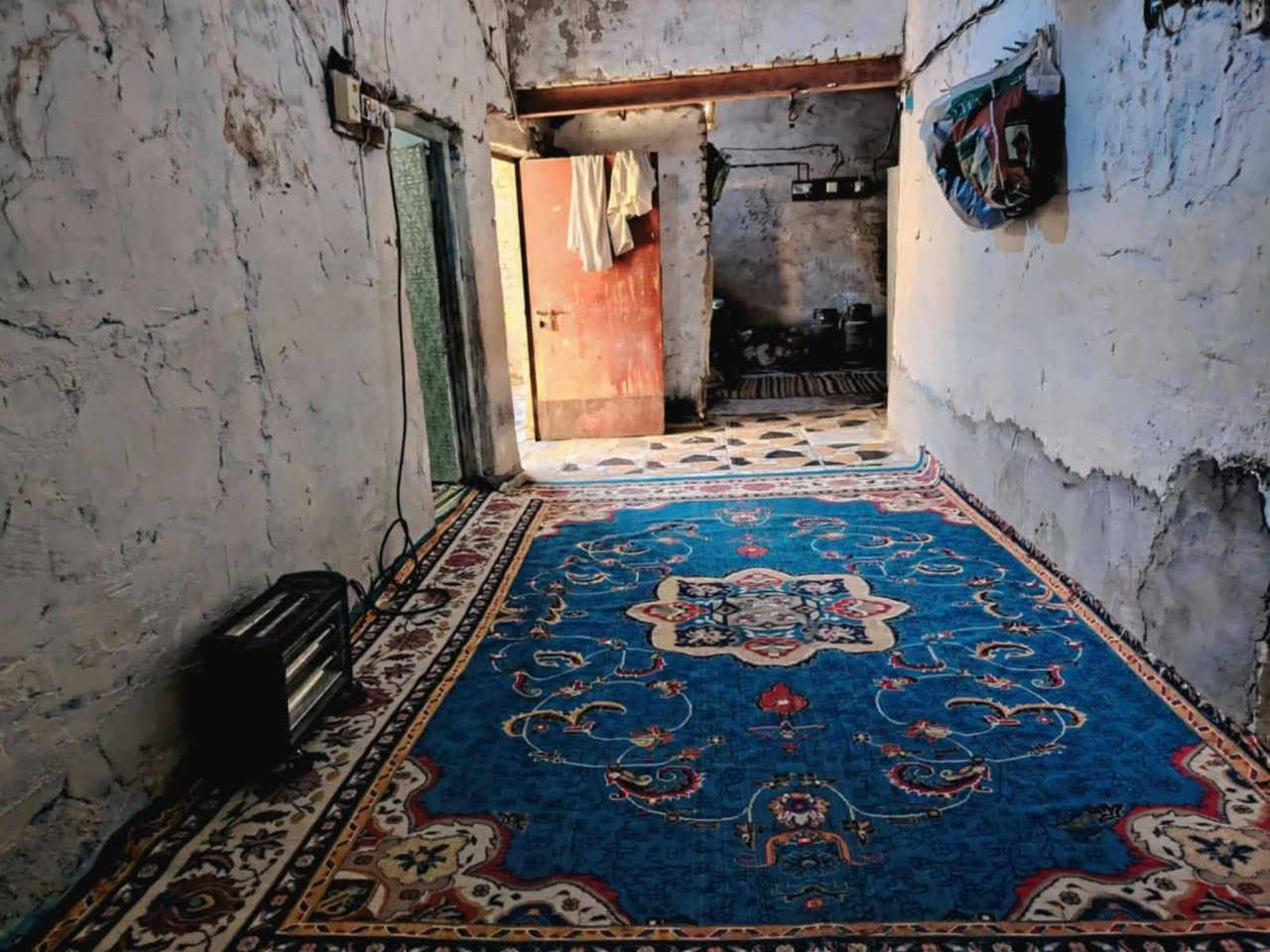 ياالله 
سلام عليكم 
البيت البيع  تجاوز 
مساحه كبيره 
يحتوي على استقبال وصاله ومطبخ وغرفتين نوم وصحيات داخليه وصحيات خارجيه 
الشيشان ثانيه كل خدمات موجوده
بي غرفتين عكاده وباقي سندويج
سعره ((13)) وبي مجال  
شراي يتصل ((***********))
...
