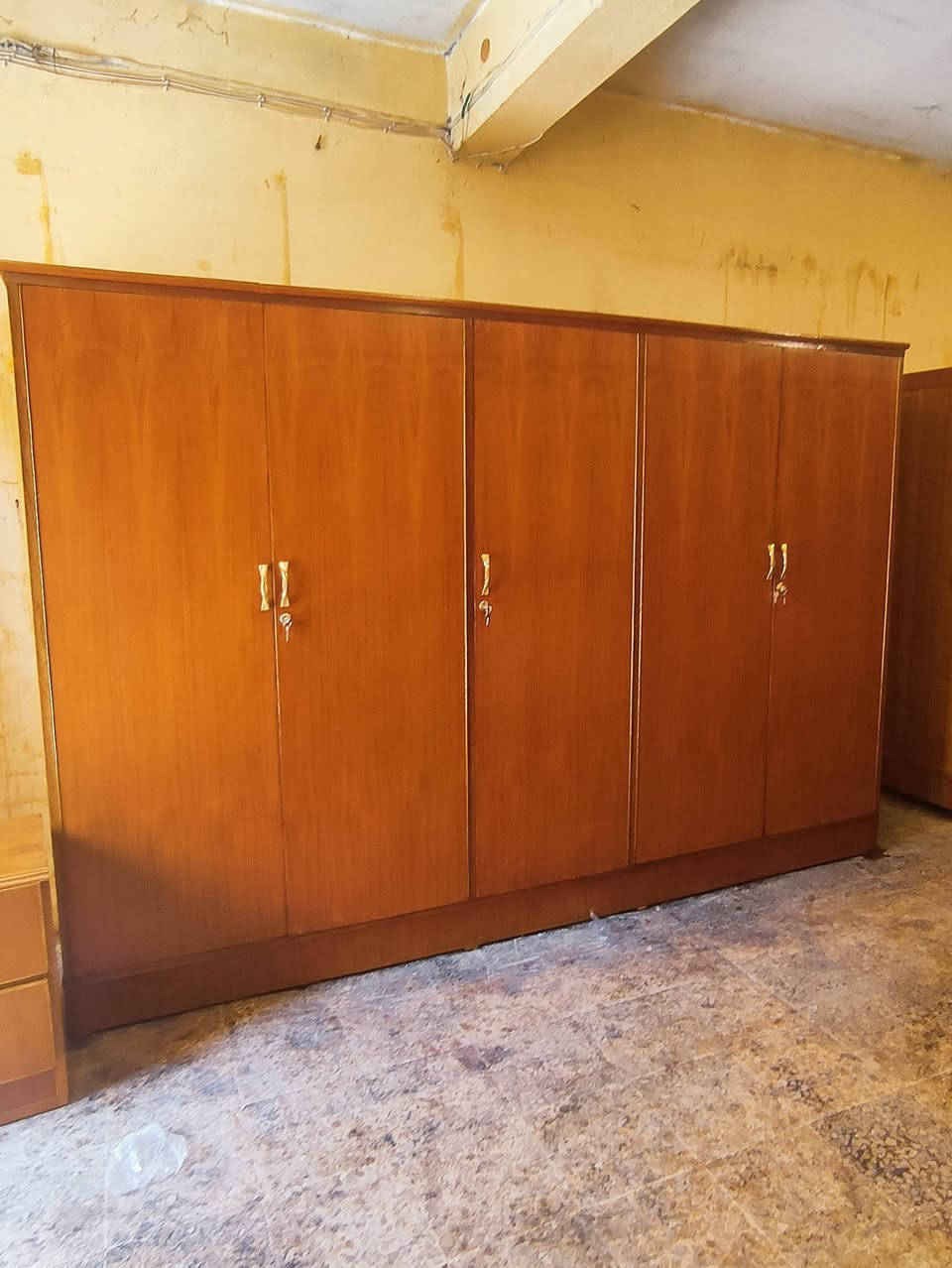 كنتور خمسة ابواب مستخدم شغل ثقيل نظيف جدا نظافة فول ظهر جنبر قطع داخلي الموقع حي الصديق  
خلف مرطبات البحرين 
للاستفسار الاتصال على الرقم 
***********
