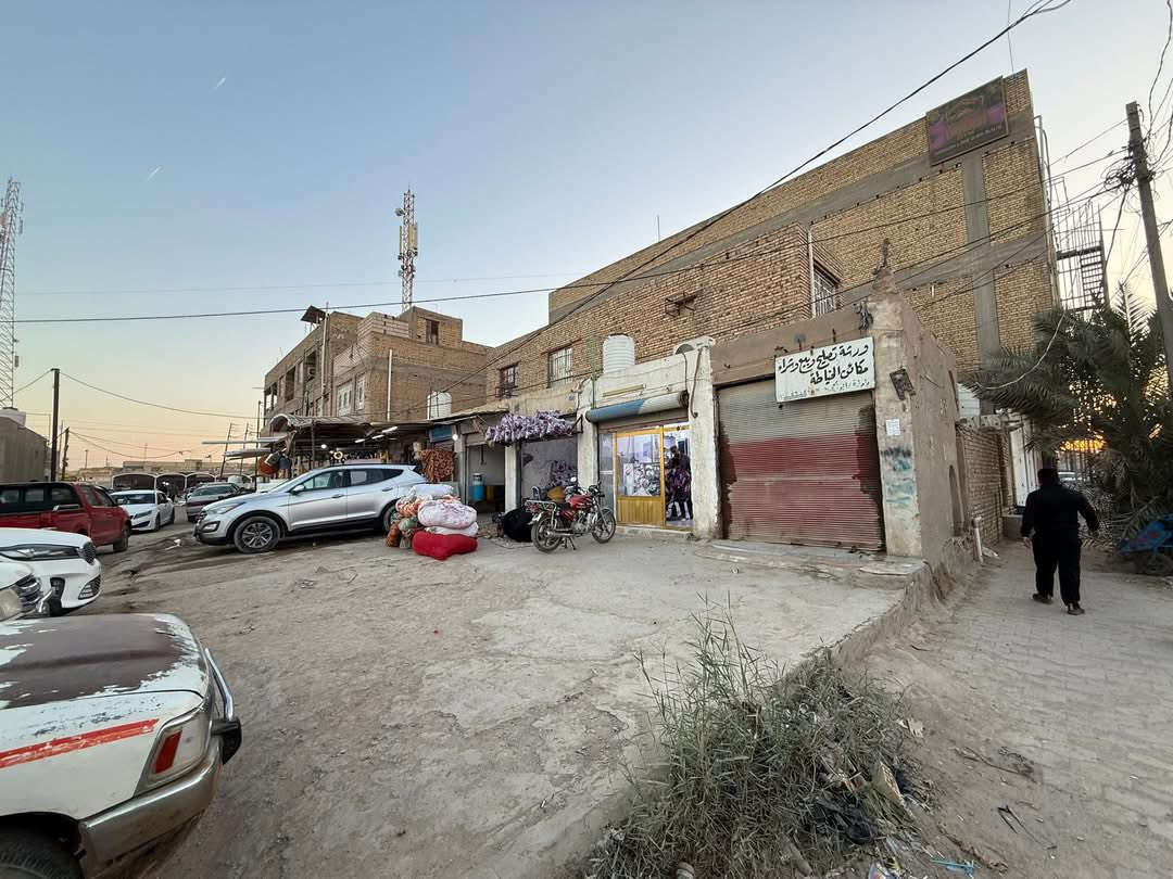 #تجاري 

#ركن

🏠بيت للبيع +٧ محلات 

📍مقابيل محطه بانزين الشطره+الاطفاء 

📐مساحه ٣٠٠م

🕍البناء الوجه ٧ محلات 

🏯الوجه الثاني عله شارع بيت طابقين 

•الطابق الاول :صاله استقبال صحيات غرفه 

الطابق الثاني:٣ غرف صاله

(الشراع للعقار)
***********
***********
