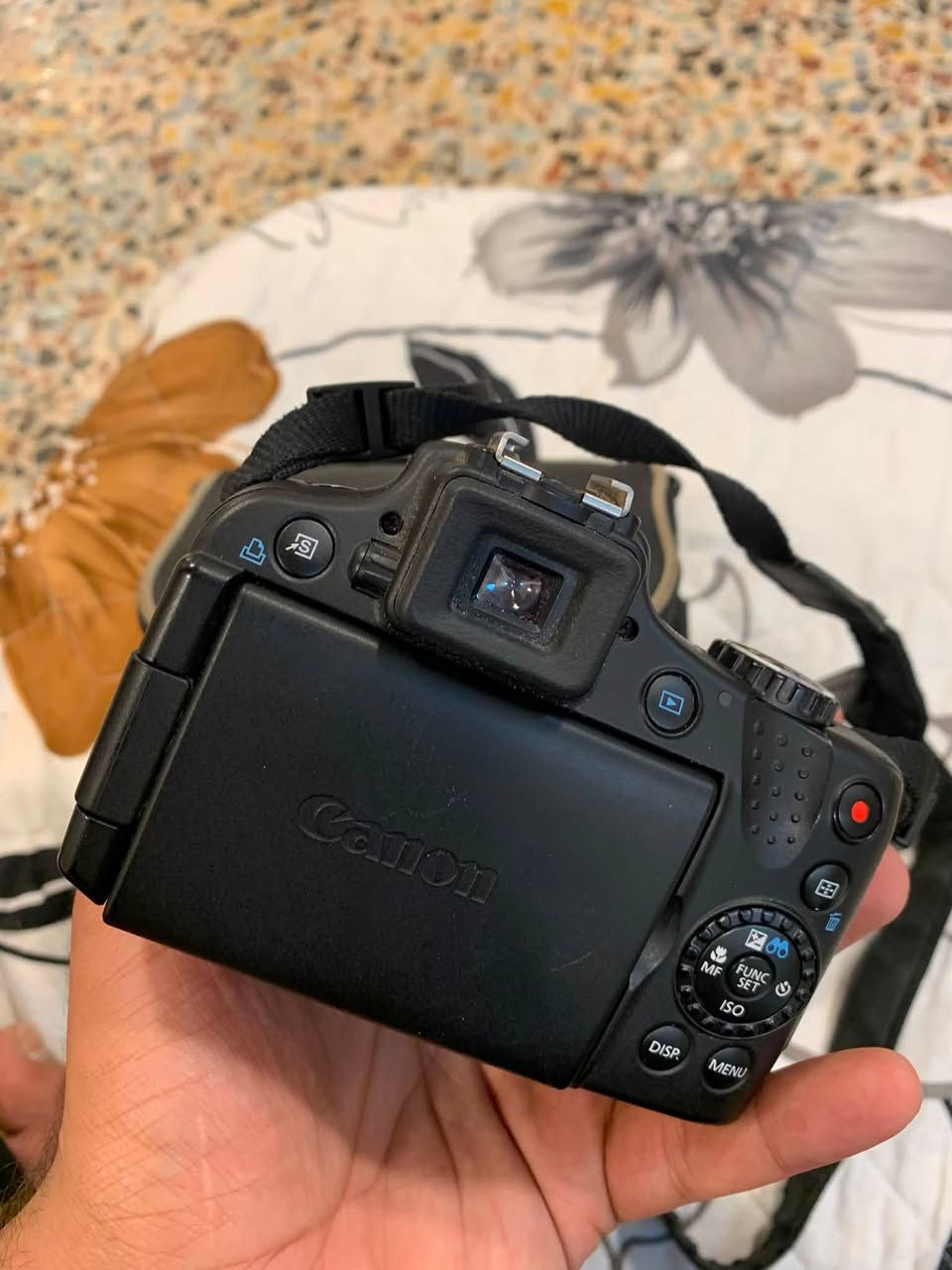 السلام عليكم للبيع كامرة 
 Canon PowerShot SX50 
الكامرة كلش نضيفه او جنطتها وياها السعر 230 الف او بيها مجال عنواني بغداد الشعلة الرقم للتواصل ***********
