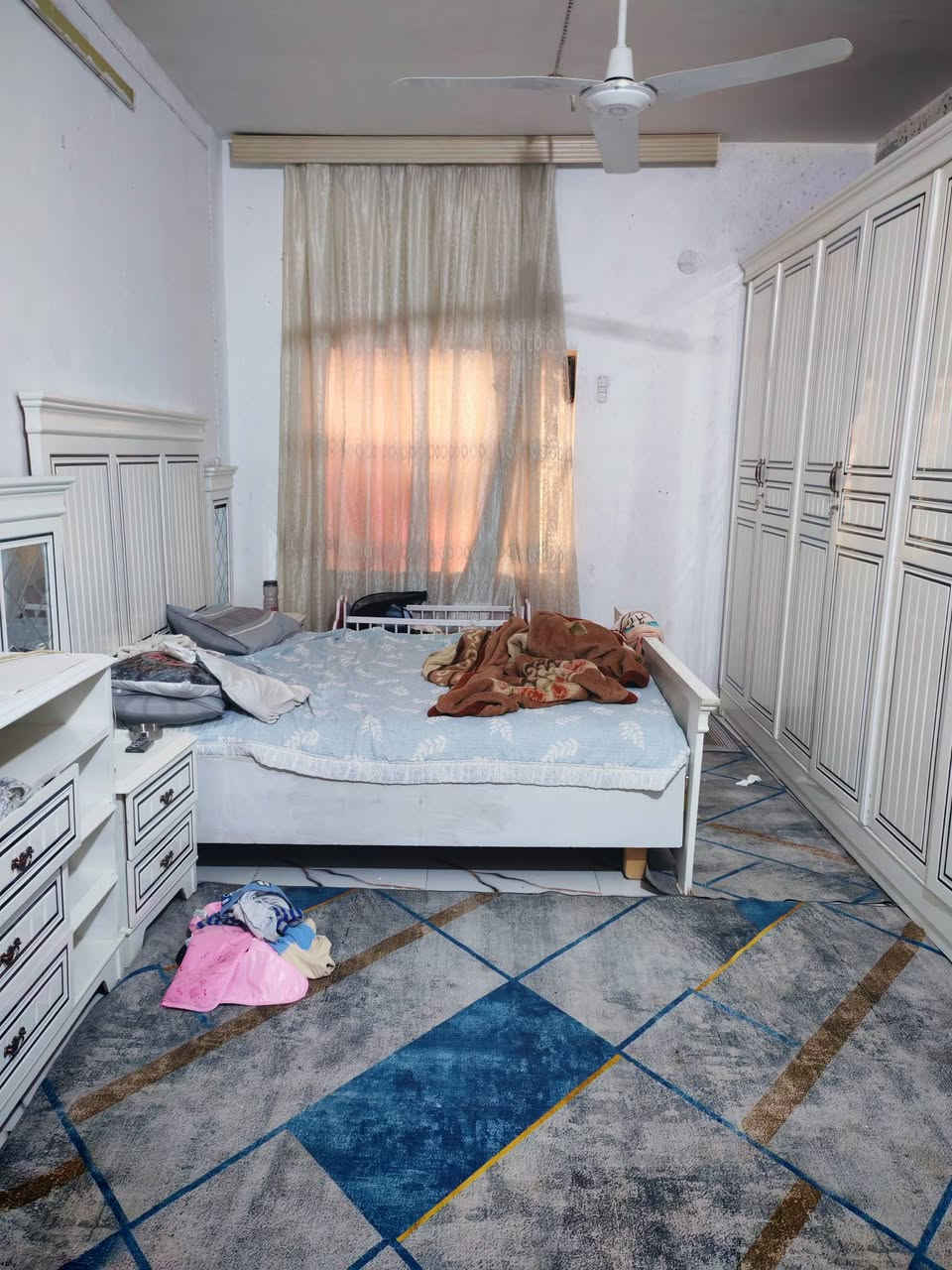 بيت مساحته116متر يتكون من غرفه جوه وكلدور وصاله ومطبخ ومجمع صحيات كامل ومطبخ
وفوك ثلاث غرف فقط غرفتين نقصهم تطبيك مع سطحين
بناء طابوك صب طابو زراعي سند25
العنوان كريطعه
مكانه حلو ثاني بيت عن شارع
مكتب وعقارات الوارث
***********
