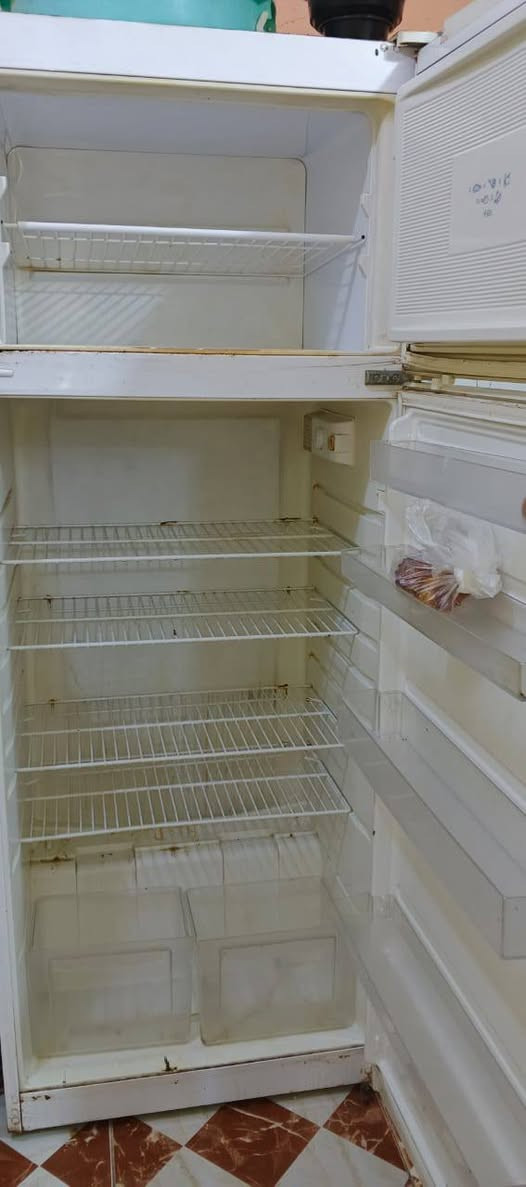 طباخ مصري 4 مشاعل نضيف كلش وشغال العيون والفرن شرط الفحص 
ثلاجة فيستل الحجم الكبير عطلانة ما نعرف شنو عطلها ابيعها على وضعها 
الاسعار مناسبة اني مكلف بلنشر الاتصال بلرقم واتساب موجود 
***********
