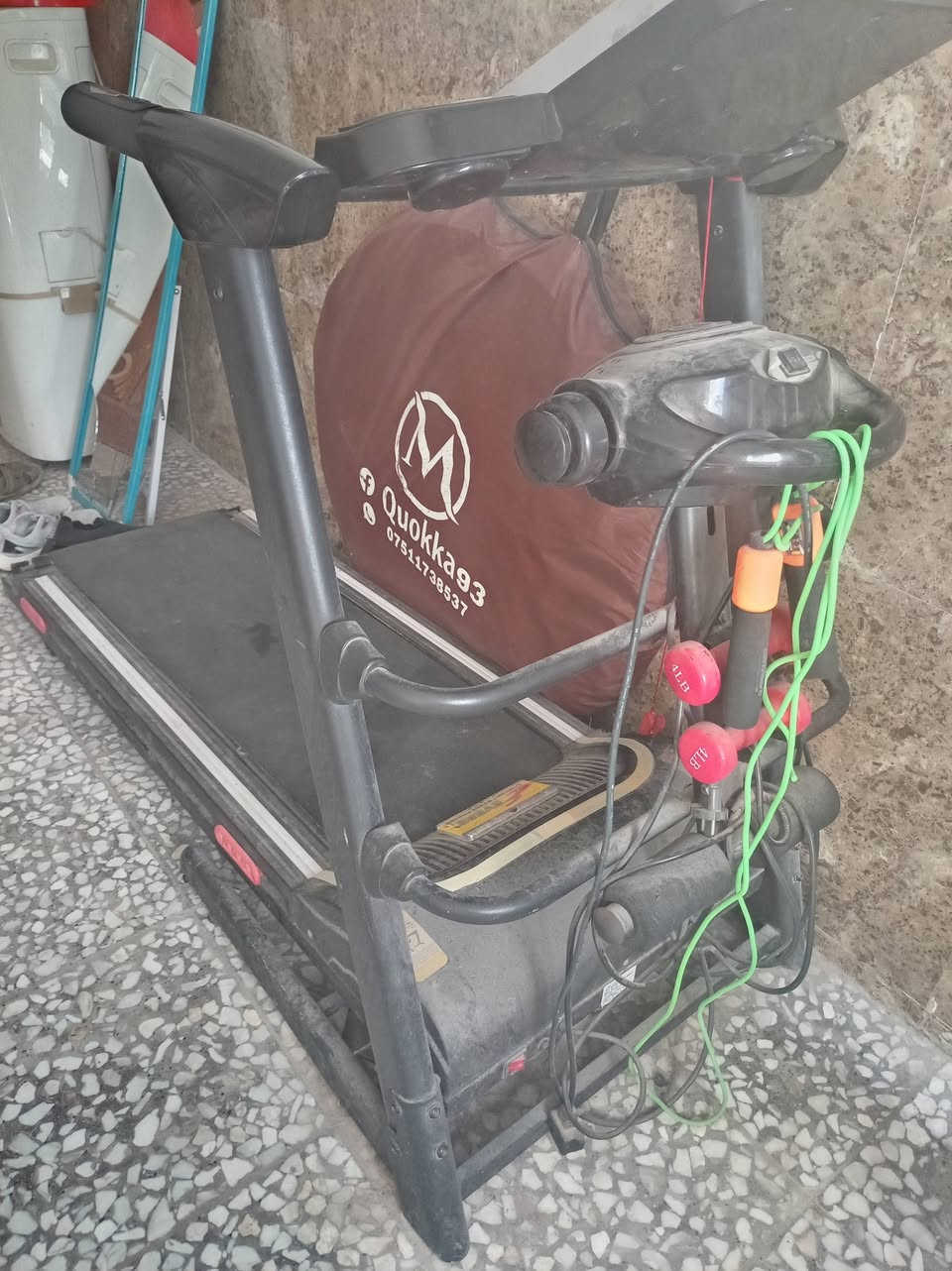 السلام عليكم جهاز جري معه تدليك ودنبلص استعمال جدا قليل السعر 300 الف العنوان النجف الشرف  ***********
