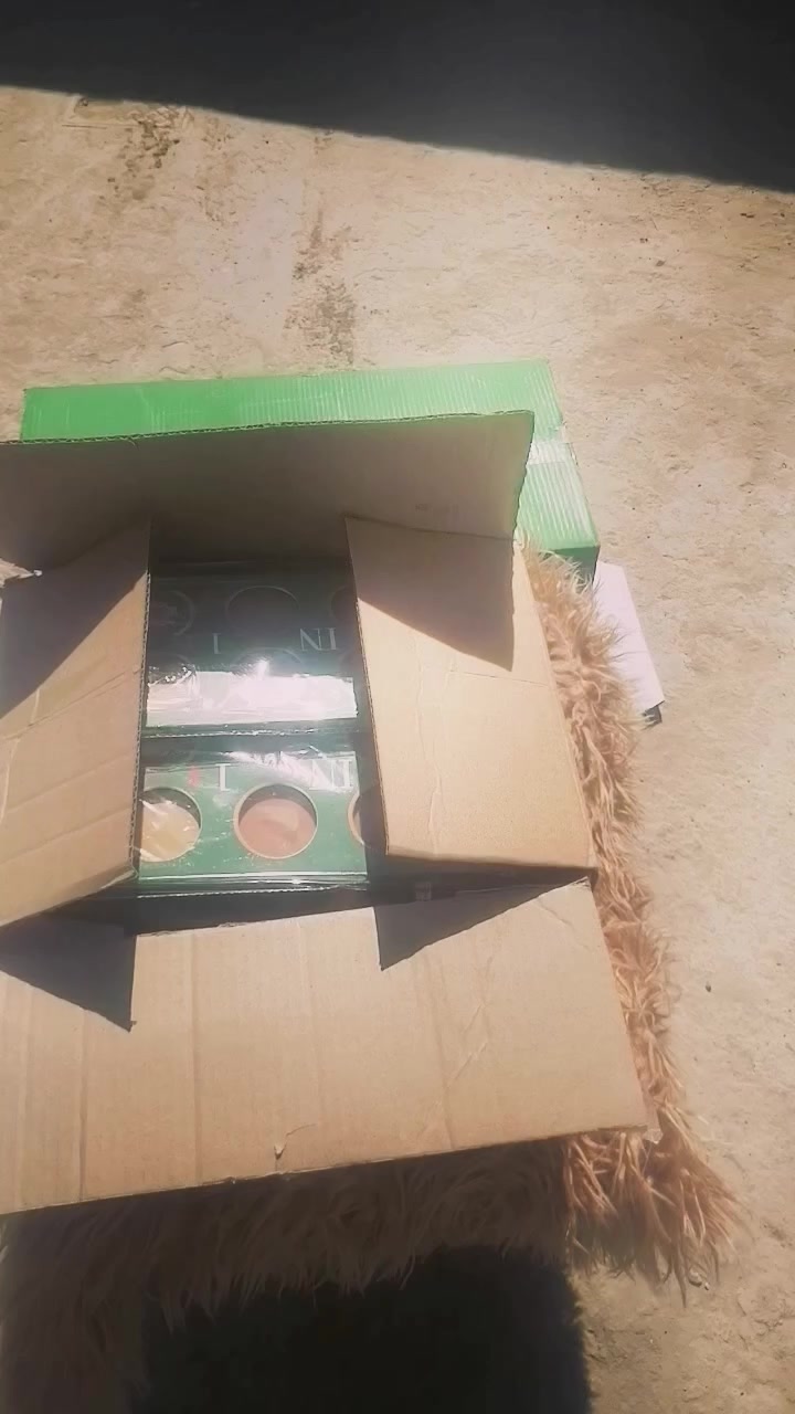 كارتون 4كيلو مكياج ليريد يسترزق وعل باب لله يبيع لحاجه بالف يكدر ويربح خير من لله اكثر من 100قطعه بيها ليريده يراسلني عل رقمي***********
