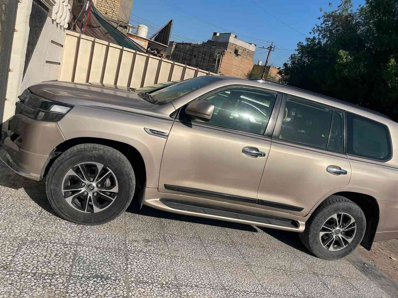 السلام عليكم لاندكروز اصل 2013
محدثه 2020 مجفيه مصبوغه عام 
السعر 235بيه مجال حك الجيه
المكان بغداد البلديات
***********
