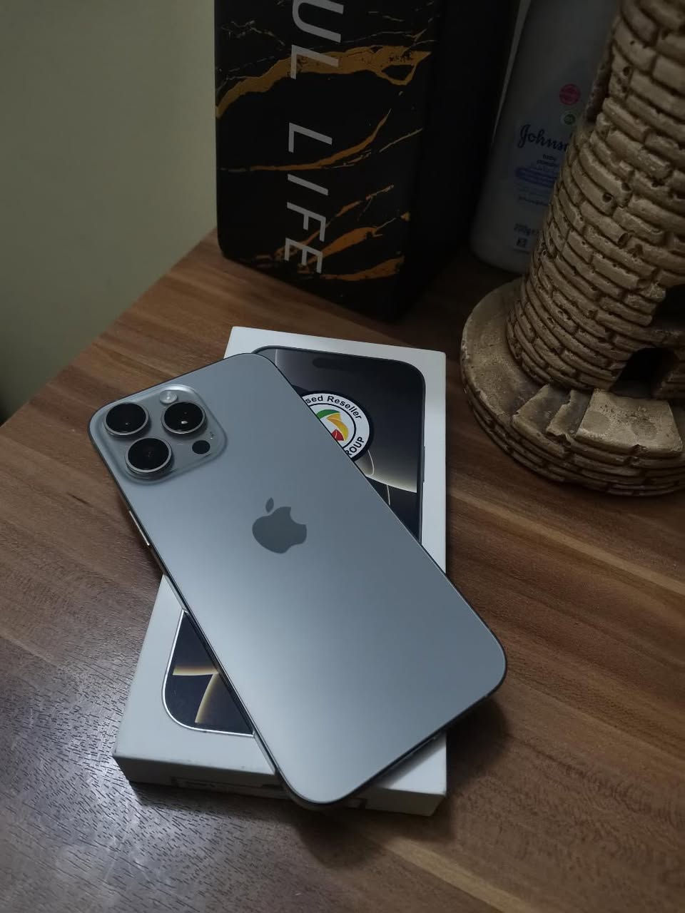 16 برو ماكس تيتانيوم
256 , نظيف استعمال سنة ونصف ( ماستر ) 
"1300 الف " وبي مجال بسيط - الاعلام السيدية
***********
